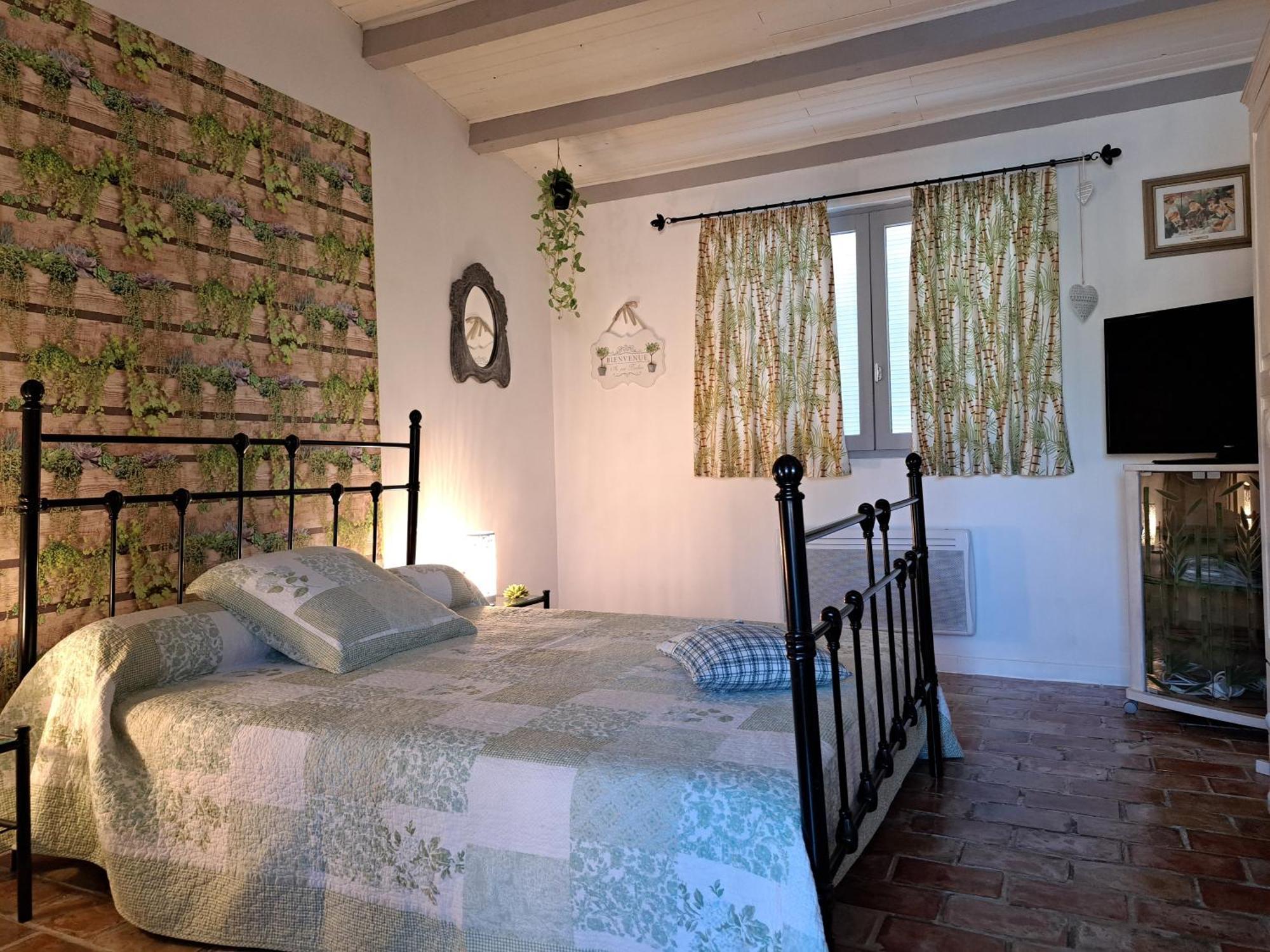 Lou Pin Dou Papet Bed & Breakfast Roquevaire Room photo